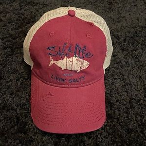 Men’s Salt Life Distressed Fishing Hat.